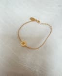 Letterarmband 1 bedel uitgefreesde letter geelgoud verguld gftd. jewelry