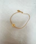 Letterarmband 1 bedel uitgefreesde letter geelgoud verguld gftd. jewelry