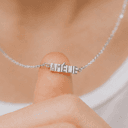 Zilveren naamketting met druklettertjes