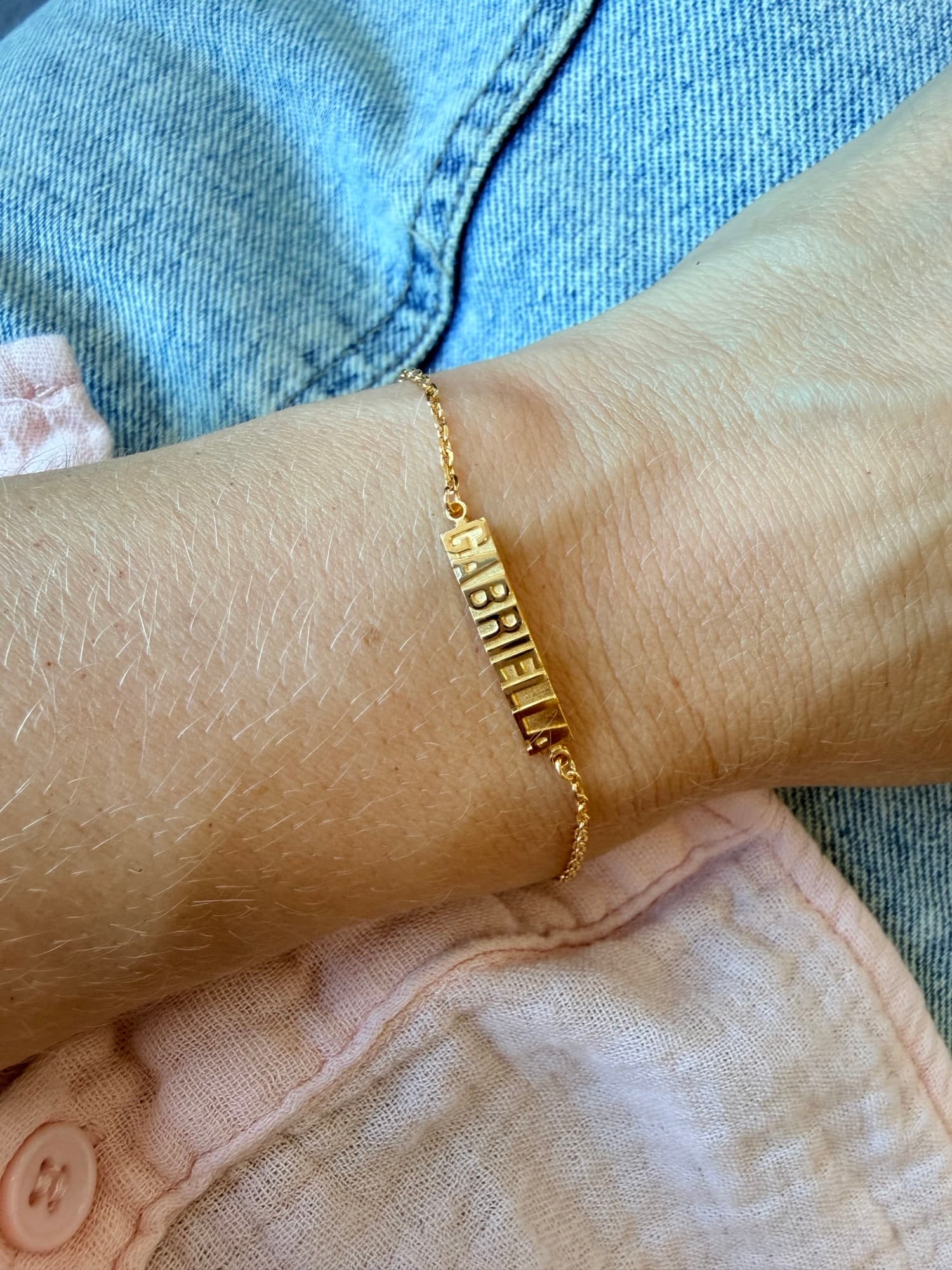 Naamarmband bar met drukletters | Gepersonaliseerde bar armband met naam in zilver of goud | gftd. jewelry