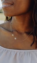Gepersonaliseerde ketting 2 bedels initialen kinderen gedragen zilver gftd. jewelry