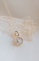 Detailfoto hartjeshanger met harsteen waarin as verwerkt is — gftd. jewelry