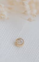 Detailfoto asjuweel oorbellen Round Stud met harskleur — koesterjuweel als oorknopje gftd. jewelry