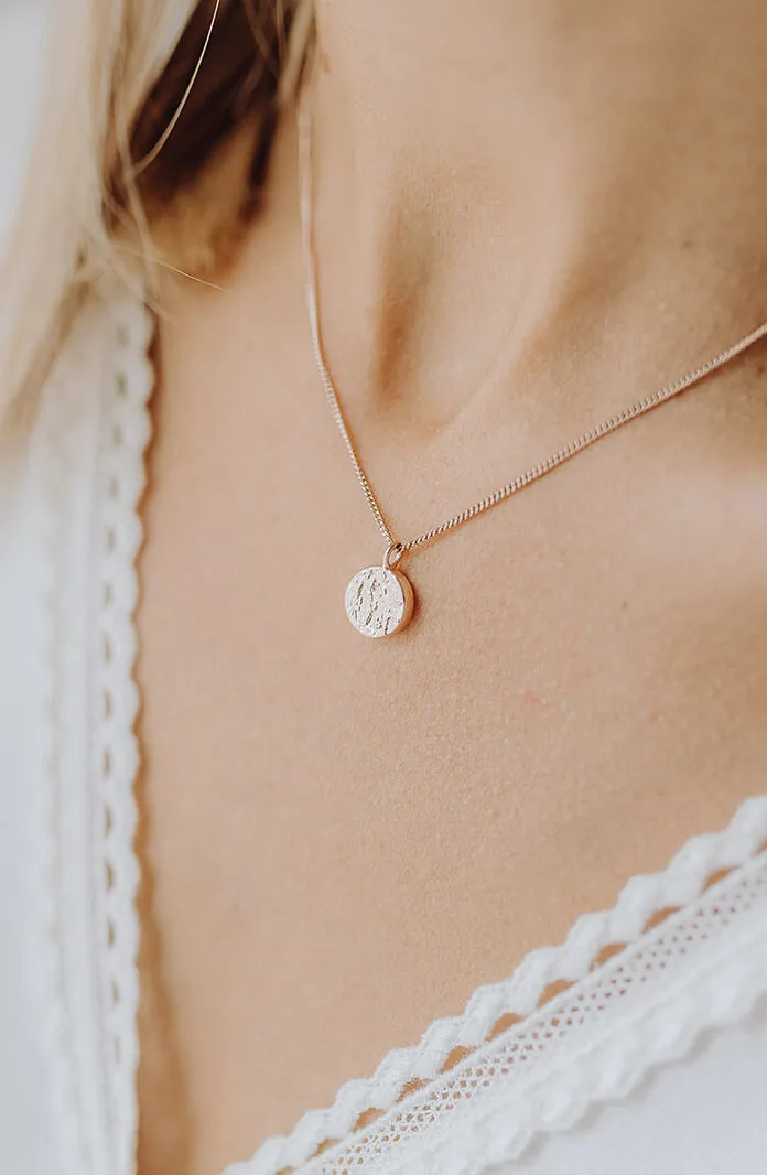 Bijou cinéraire 'Moon' | Pendentif cinéraire à finition brute en argent ou or | gftd. jewelry