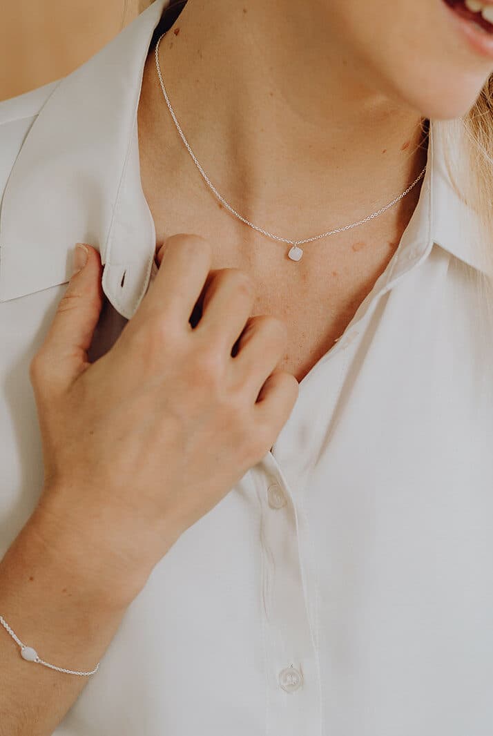 Moedermelk ketting 'Cushion' | Moedermelkjuweel omgevormd tot geslepen herinneringssteen | gftd. jewelry