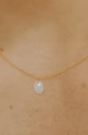 Collier de lait maternel avec pierre souvenir ovale 7x5 mm, porté, plaqué or jaune, bijoux.
