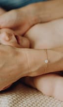 Moedermelkjuweel armband cushion cut herinneringssteen gedragen aan pols gftd. jewelry