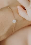 Moedermelkjuweel armband cushion herinneringssteen 6,5 mm gedragen aan de pols geelgoud verguld gftd. jewelry