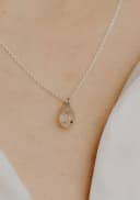 Halskette mit Erinnerungsstein in Tropfenform, Asche zu einem tropfenförmigen Stein umgeformt, Silber, Schmuck.