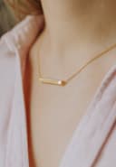 Asjuweel 'The Bar' | Staafvormige ashanger met ketting in zilver of goud | gftd. jewelry