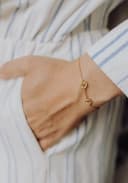 Initialenarmband mit 2 maßgefertigten Buchstaben-Anhängern, gelbvergoldet, gftd. jewelry.