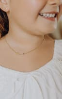 Personalisierte Buchstaben-Kette mit 2 Anhängern, getragen, gelbvergoldet, gftd. jewelry.