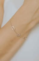Gepersonaliseerde letterarmband 3 bedels initialen gedragen aan de pols rosé verguld gftd. jewelry