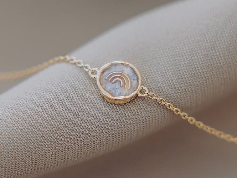 Asjuweel armband 'Rainbow' | As verwerkt in regenboog hanger aan de pols | gftd. jewelry