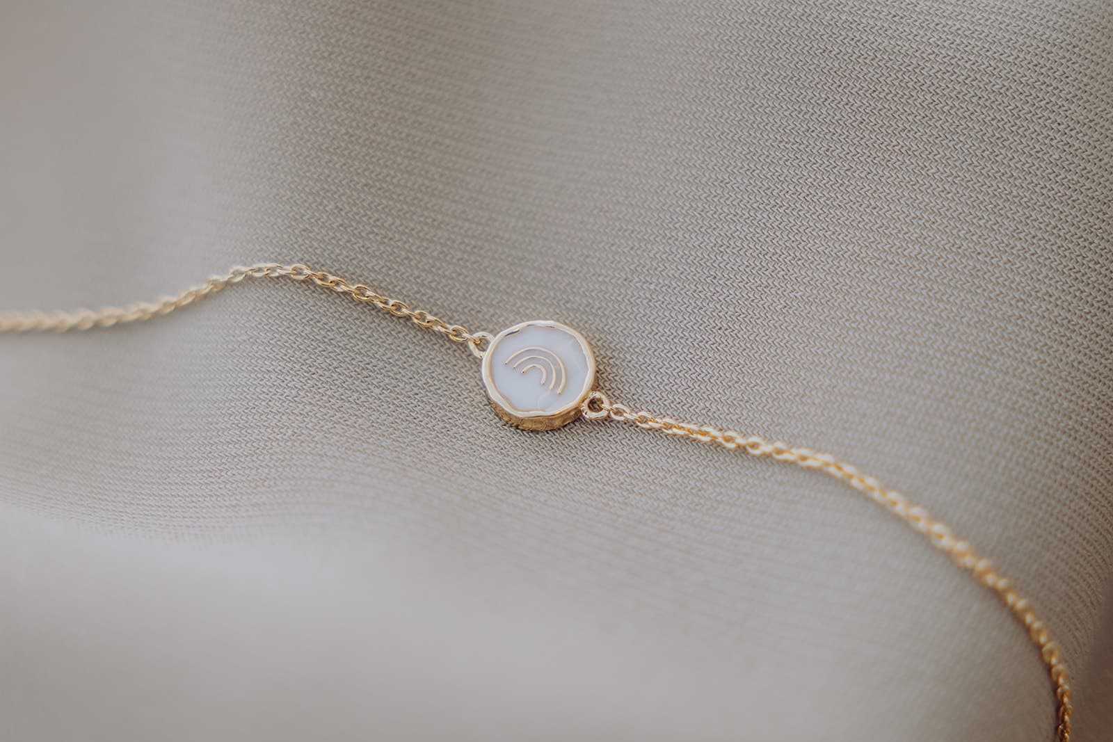 Moedermelk armband 'Rainbow' | Moedermelkjuweel met regenboog als armband in zilver of goud | gftd. jewelry