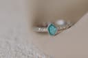 Detailfoto asring Memento met gepersonaliseerde harskleur groen/maand mei — gftd. jewelry eigen atelier