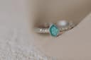 Photo détaillée d'une bague Memento en résine personnalisée, couleur verte/mois de mai — gftd. Jewelry Studio