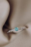 Detailfoto asring Round in zilver met harskleur — koesterjuweel met as van gftd. jewelry