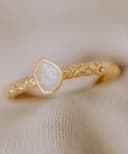 Vue de dessus de la bague Memento pour cendres, plaquée or jaune, bague avec cendres dans une forme organique intemporelle