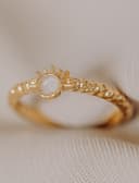 Detailfoto asring Rising Sun in geelgoud verguld met harskleur — gftd. jewelry eigen atelier