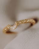 Detailfoto asring Moon in geelgoud verguld met harskleur — gftd. jewelry eigen atelier