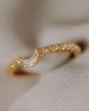 Detailfoto eines Rings aus Mondasche, gelbvergoldet und mit Harz gefärbt – gftd. jewelry own studio