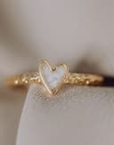 Detailfoto asring My Heart in geelgoud verguld met harskleur — gftd. jewelry eigen atelier