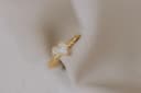 Draufsicht auf den Urnenring „My Heart“, gelbgoldplattiert mit Harzfarbe – Urnenring mit Herzmotiv, Geschenkschmuck aus dem eigenen Atelier