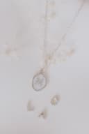 Collier de lait maternel avec pendentif organique initial Memento, lait maternel et lettre intégrés, en argent.