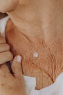 Collier funéraire trèfle à porter près du cœur — cendres d'un être cher incorporées dans un pendentif trèfle, plaqué or jaune