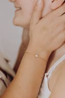 Sfeerfoto asjuweel armband Memento in geel verguld, subtiel gedragen als koesterjuweel