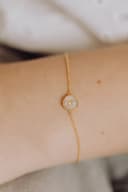 Bracelet en forme de patte, à porter au poignet — cendres d'animal de compagnie incorporées dans un pendentif en plaqué or jaune