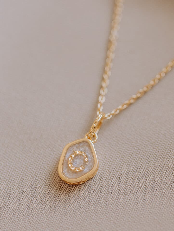 Asjuweel ketting 'Memento' met initiaal | As en letter verwerkt in hanger | gftd. jewelry