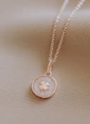Collier en plaqué or rose avec pendentif trèfle contenant les cendres d'un être cher, à porter près du cœur.