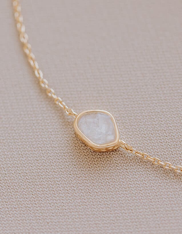 Asjuweel armband 'Memento' | As verwerkt in organische hanger aan de pols | gftd. jewelry