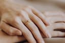 Asring My Heart in geelgoud verguld gedragen — hartjesring met as als liefdevol koesterjuweel