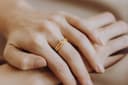 Asring Rising Sun en Moon ring samen gedragen — zon en maan als koesterjuweel set in geelgoud verguld