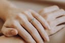 Runder Aschering, der am Finger getragen wird – ein runder Aschering aus Silber, in den die Asche eines geliebten Menschen eingearbeitet ist.