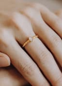 Asring Memento gedragen aan de vinger — organische ring met as van dierbare in geelgoud verguld