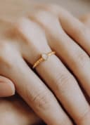 Bague Cendres Memento à porter au doigt — bague organique contenant les cendres d'un être cher, plaquée or jaune
