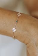 Bracelet personnalisé avec 4 breloques, détails initiales et pierres de naissance, gftd. jewelry.