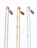 Close-up van ketting in drie kleuren rosé verguld, geel verguld en zilver gftd. jewelry