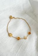 Bracelet lettre avec 4 breloques plaquées or jaune, quatre lettres personnalisées, gftd. jewelry.