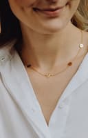 Gepersonaliseerde ketting 5 bedels initialen kinderen gedragen geelgoud verguld gftd. jewelry