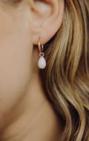 Boucles d’oreilles de lait maternel avec pierre souvenir en forme de goutte, gros plan, lait maternel Jill Goudskool.