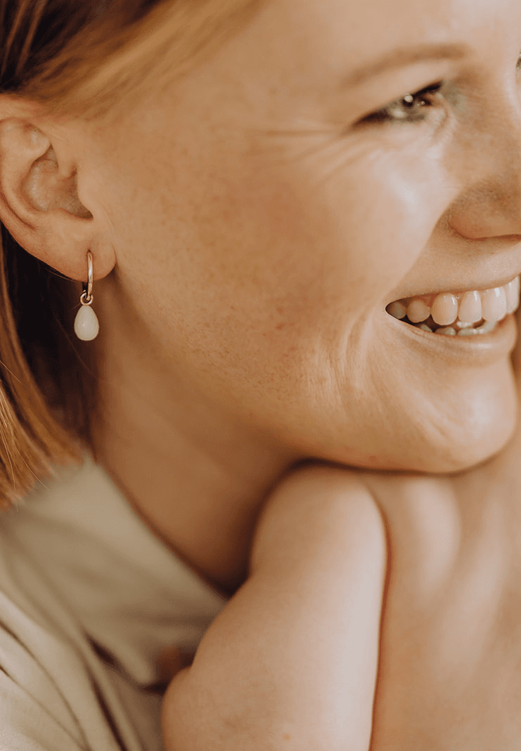 Moedermelk oorbellen 'Druppel' | Moedermelkjuweel omgevormd tot druppel herinneringssteen oorbellen | gftd. jewelry