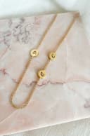 Buchstaben-Kette mit 3 maßgefertigten Initialen, ausgeschnittene Buchstaben, gelbvergoldet, gftd. jewelry.