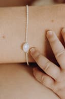 Moedermelkjuweel armband ovale herinneringssteen 7x5mm gedragen aan de pols zilver gftd. jewelry