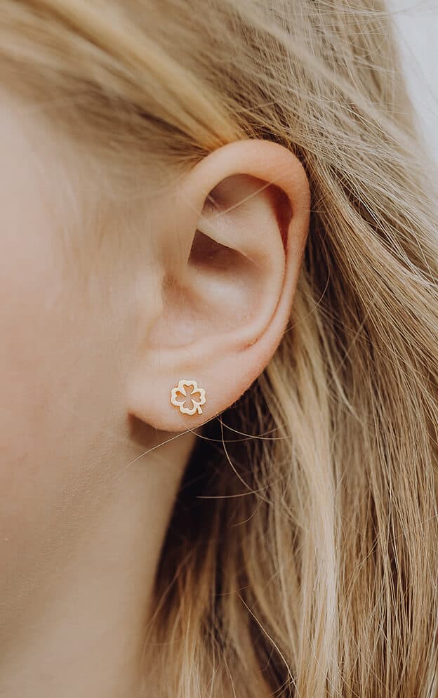 Clover stud